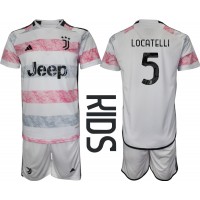 Juventus Manuel Locatelli #5 Replika babykläder Bortaställ Barn 2023-24 Kortärmad (+ korta byxor)